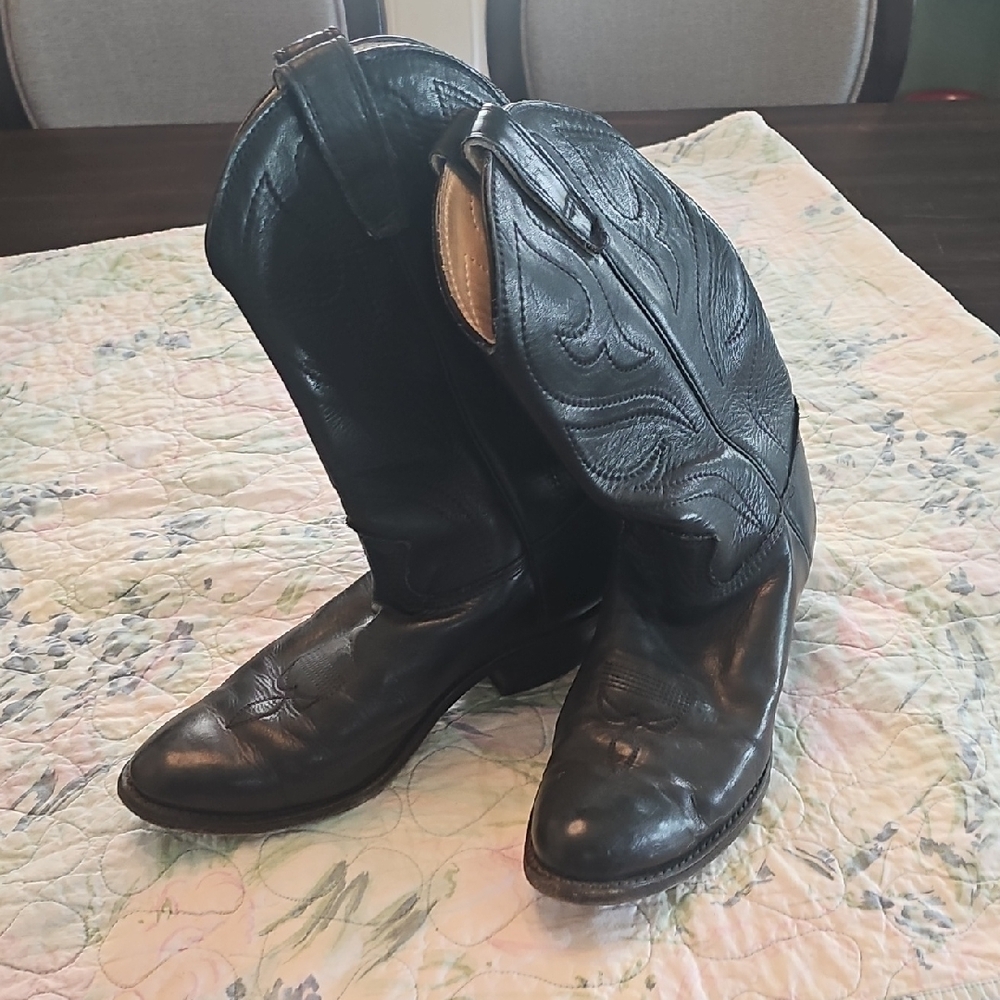 Classic Black Western Cowboy Boots with Pointed Toe